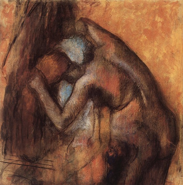 Weiblicher Akt die Haare trocknend