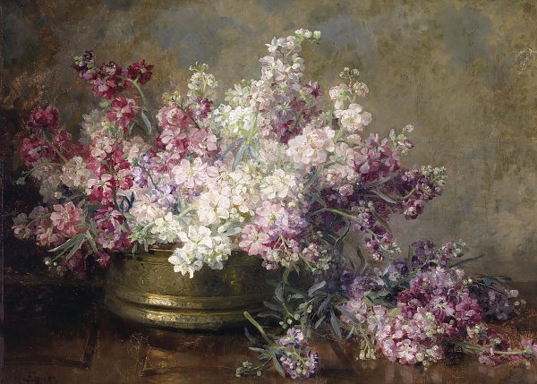 Kupferschale mit weißen und rosa Blumen gefüllt