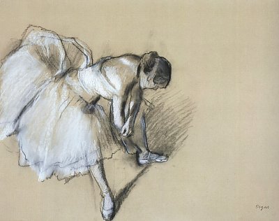 Sitzende Taenzerin ihr Schuhband knuepfend von Edgar Degas als Kunstdruck auf Leinwand