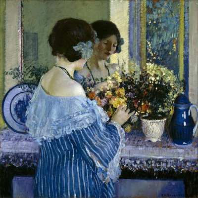 Mädchen in Blau beim Arrangement von Blumen von Frederick-Carl-Frieseke als Kunstdruck auf Leinwand